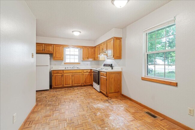Building Photo - 307 S Walnut