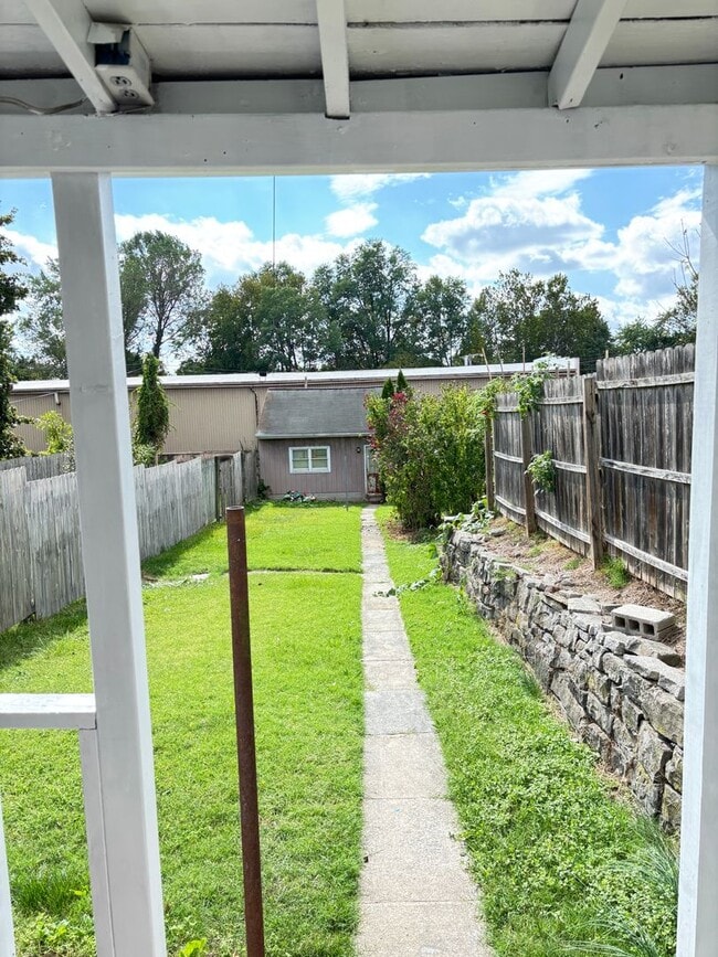 Building Photo - 2 BR Home Available in Catasauqua, PA