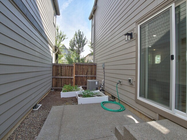 Building Photo - 15212 NW Cosmos St