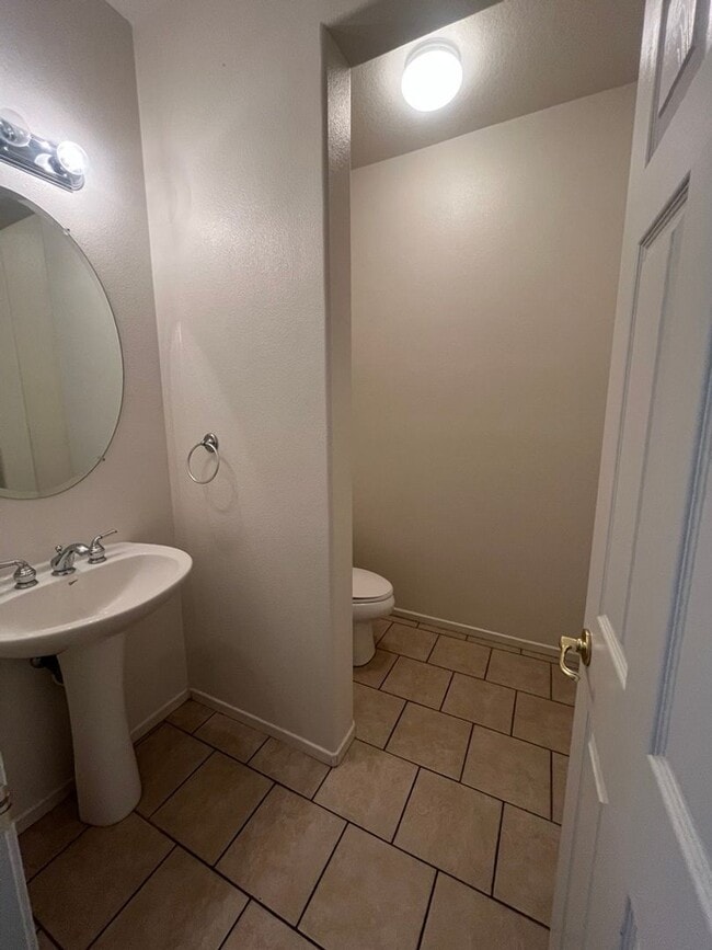 Building Photo - Beautiful 4 Bedroom Home!