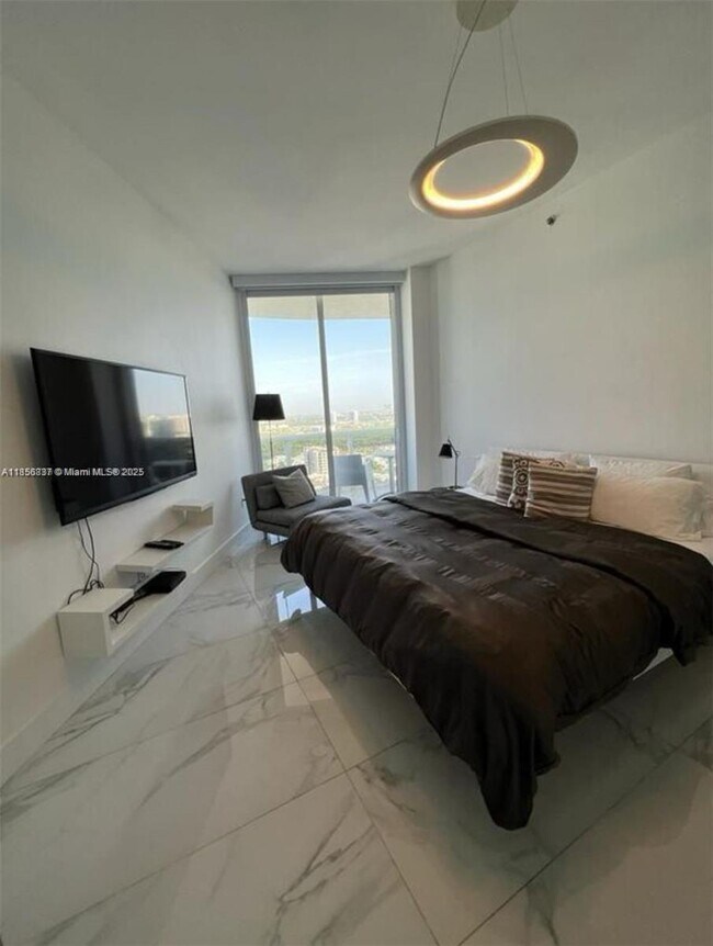 Building Photo - 15811 Collins Ave
