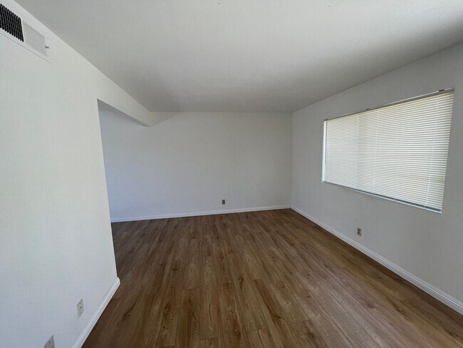 Building Photo - COMING SOON !! 2 Story Townhome