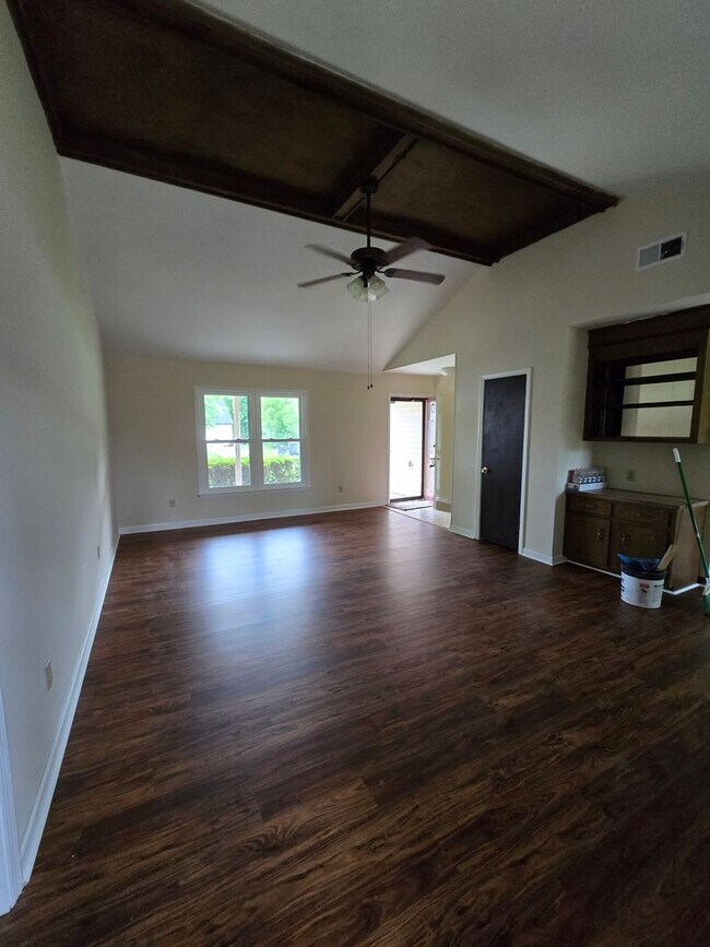 Building Photo - 112 Totem Ct