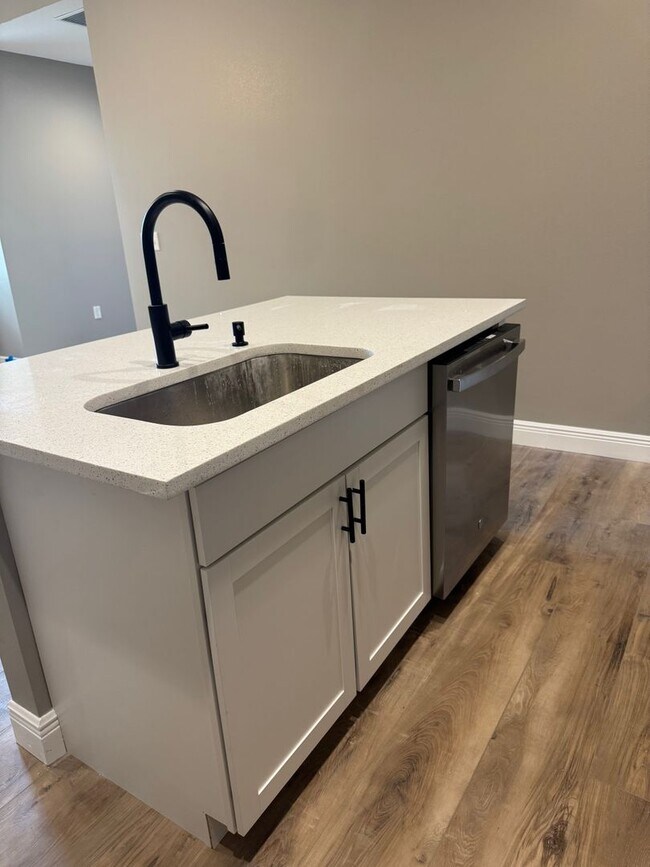 Building Photo - 923 Hagle Park Rd