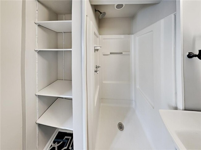 Building Photo - 595 Boulevard SE