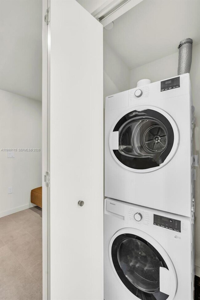 Building Photo - 121 NE 5th St