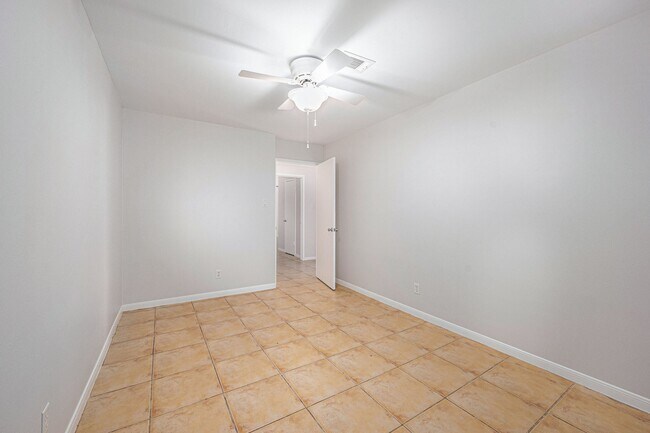 Building Photo - 5511 Loch Lomond Dr