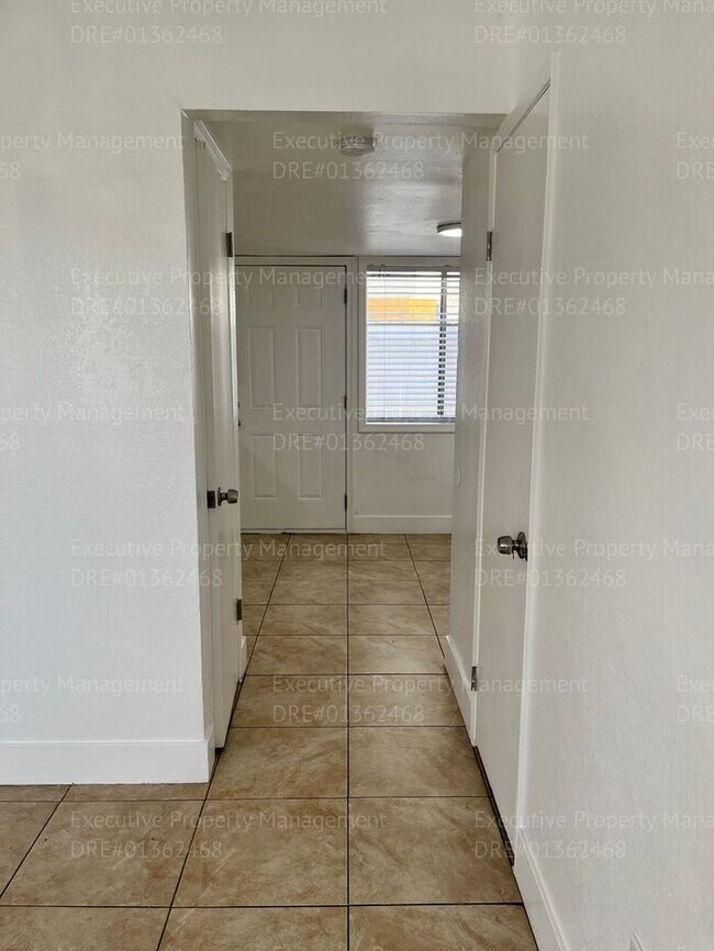 Building Photo - 2-bedroom/ 1.5- bathroom townhome. *Move I...
