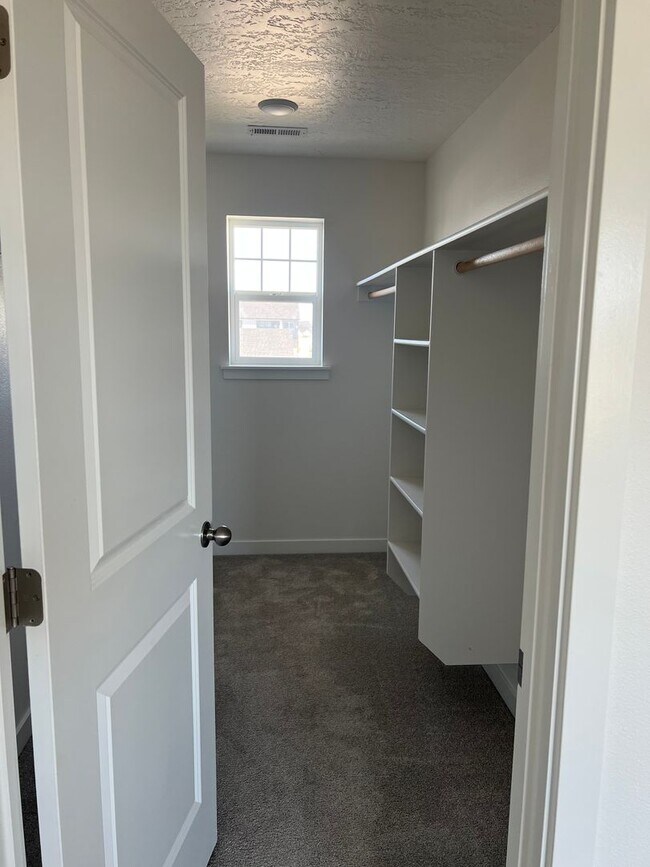 Building Photo - Welcome to this spacious 4 bedroom, 3 bathroom home located in Caldwell, ID.