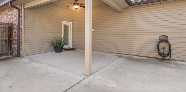 Building Photo - 70469 Chambly Ct