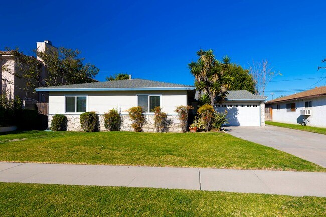 Primary Photo - Remodeled 3-bedroom, 1-bath, Single-Level Home Located in a Quiet Neighborhood.