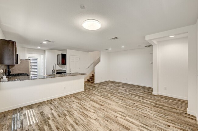 Building Photo - Exquisite Townhome - Life of luxury