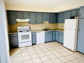 Building Photo - 4130-4136 Canterbury Dr