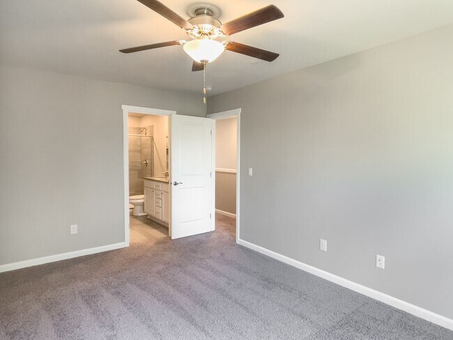 Building Photo - Beautiful 3 bdrm plus FLEX room --House 1/2 Month rent Concession!!