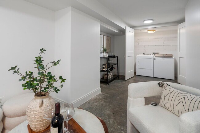 Building Photo - 905 Juniper St NE