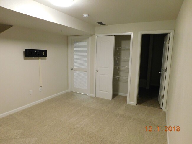 Building Photo - Modern Comfort in Lincoln Commons Communit...