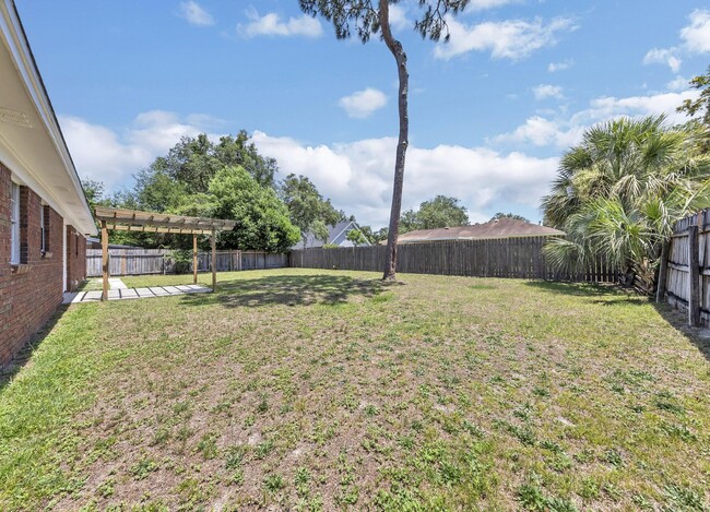 Building Photo - 702 Mayflower Ave