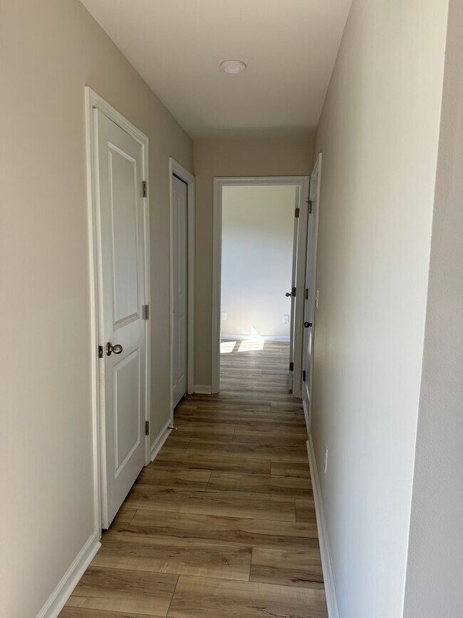 Building Photo - Price & Location!