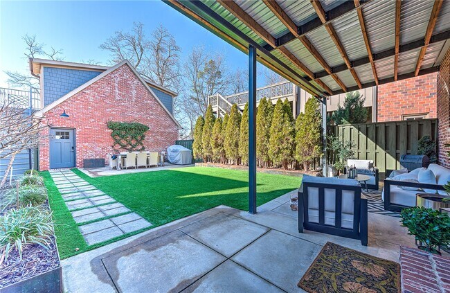 Building Photo - 242 SW D St