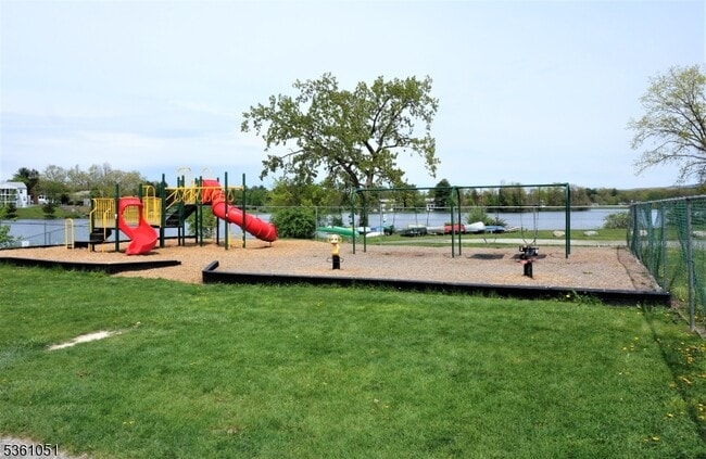 Building Photo - 227 Lake Shore N