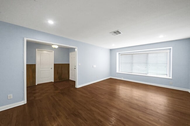 Building Photo - 4002 Martinshire Dr