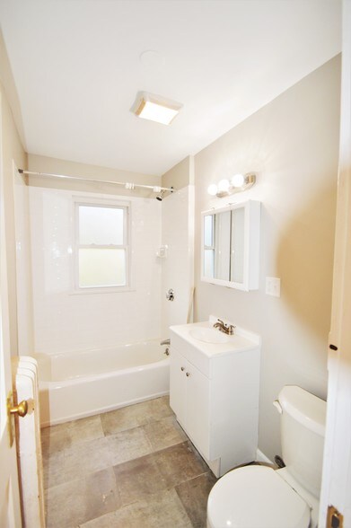 Building Photo - 51 Leamington Rd