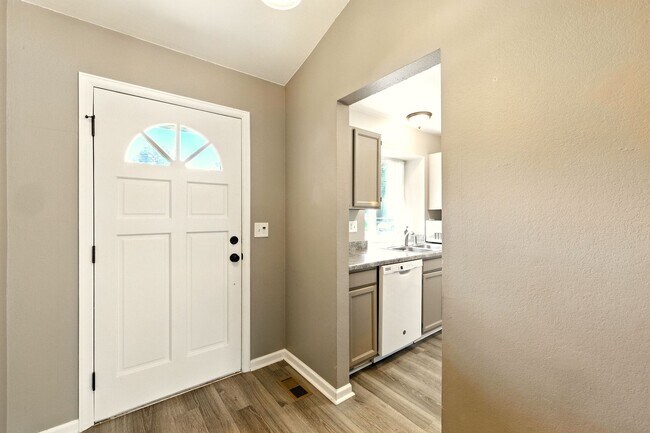 Building Photo - Tri-Level 3 Bedroom 2 Bath Large Backyard ...