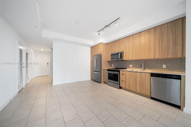 Building Photo - 2150 N Bayshore Dr