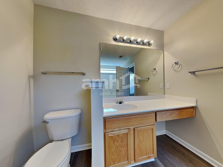 Building Photo - 14 Hidden Lakes Ln