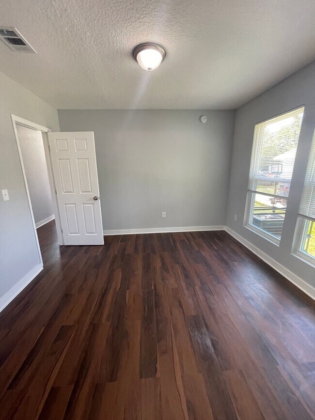 Building Photo - 3 Bedroom 2 Bath Single Family home : Available Now!