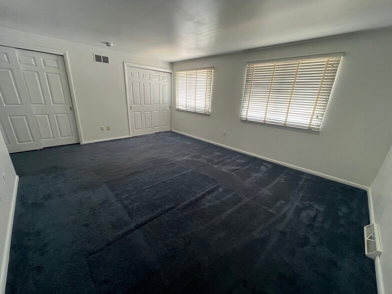 Building Photo - 919 Putnam Blvd