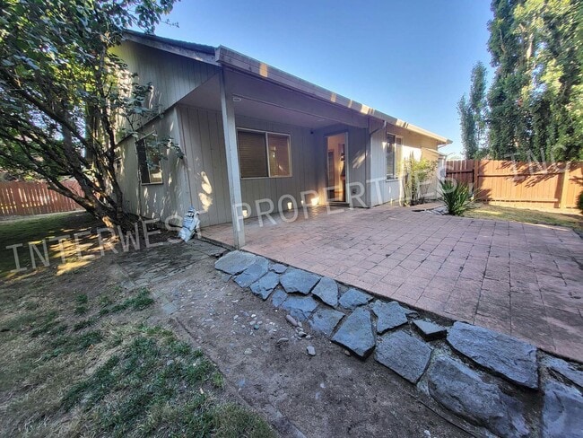 Building Photo - Spacious 3Bd Ba Ranch Style Home With A/C,...
