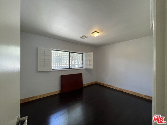 Building Photo - 5320 Palm Dr