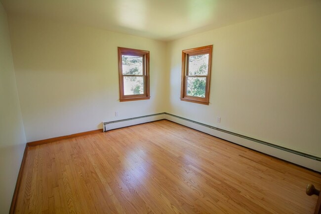 Building Photo - 2 BD 1BA Shaker Schools