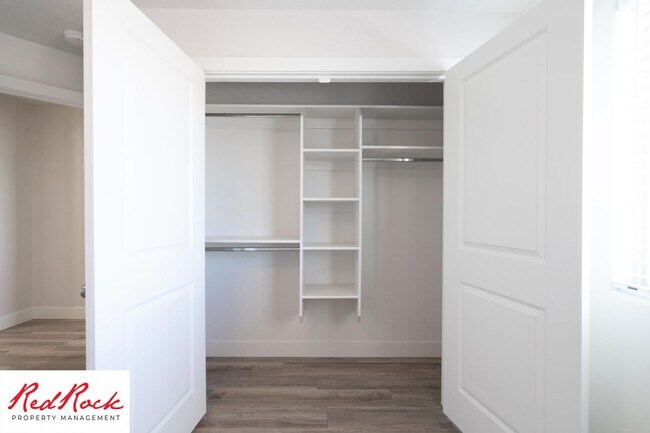 Building Photo - Pet friendly 3 Bedroom Townhome in Washington!
