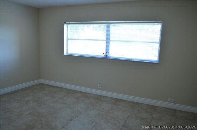 Building Photo - 1005 Country Club Dr