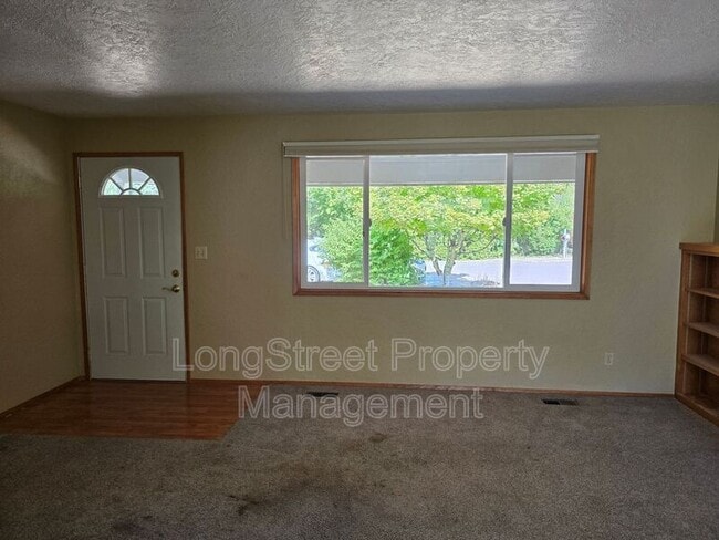 Building Photo - 2550 NE Seavy Cir