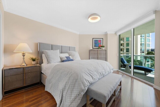 Building Photo - 347 N New River Dr E