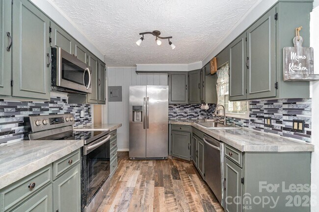 Building Photo - 1005 Home Trail