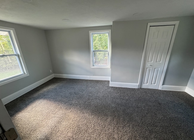 Building Photo - Single Family Home 4 beds 1 bath Available...