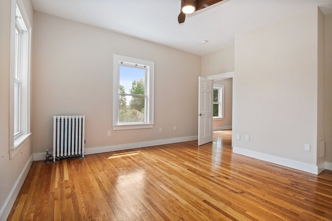 Building Photo - 35 Oak Ave