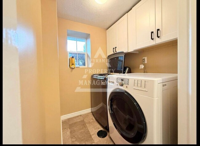 Building Photo - Beautiful Millcreek Home!