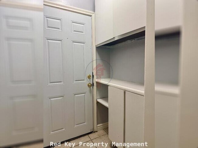 Building Photo - Unit A