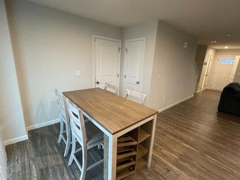 Building Photo - Room in Single Family Home on Bent Willow Dr