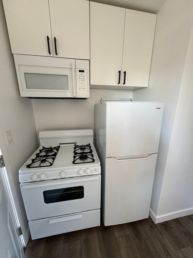 Building Photo - Beachfront Studio Apt 1 Bath