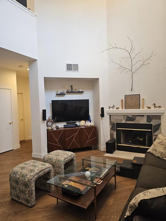 Building Photo - Modern 3BD/3BA Townhouse in Prime Union Ci...