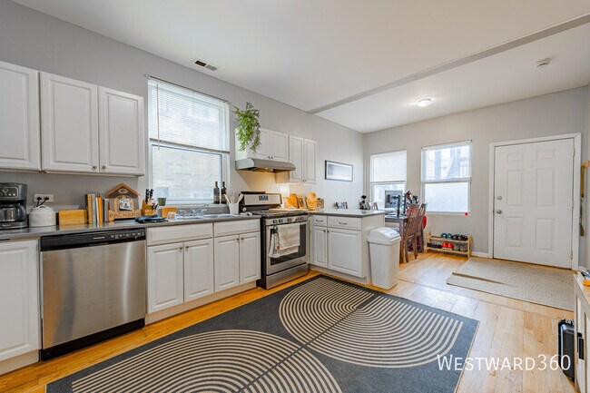 Building Photo - 3242 N Hoyne-1