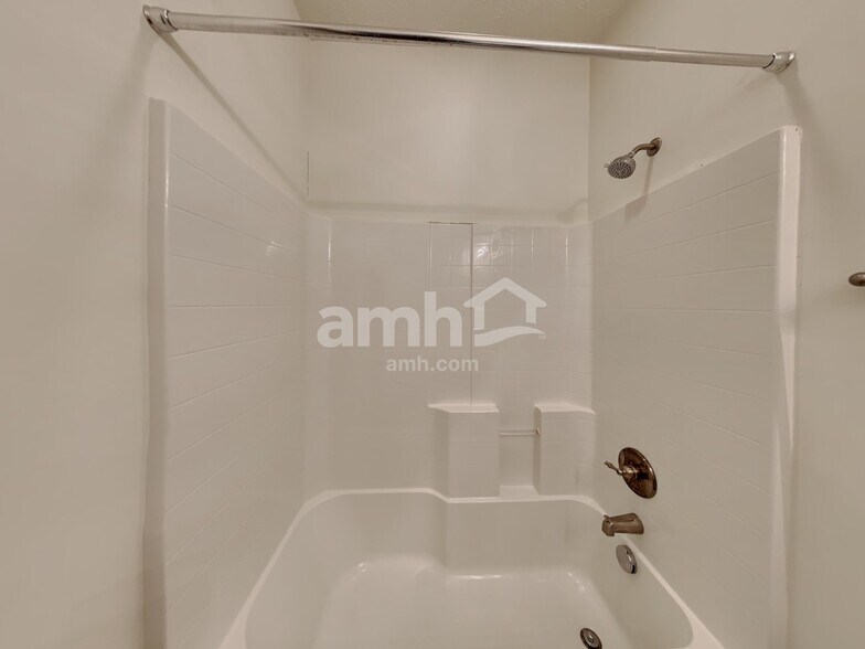 Building Photo - 929 Morning Rd