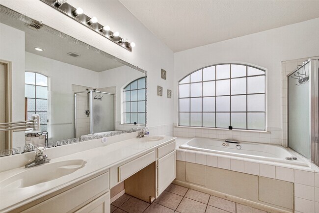 Building Photo - 811 Colony Glen Ct