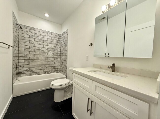 Building Photo - 451 Green Ln